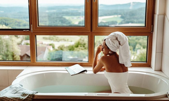 Frau entspannt im Whirlpool