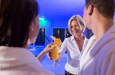 Paar bekommt Cocktail serviert