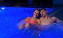 Paar entspannt im Pool