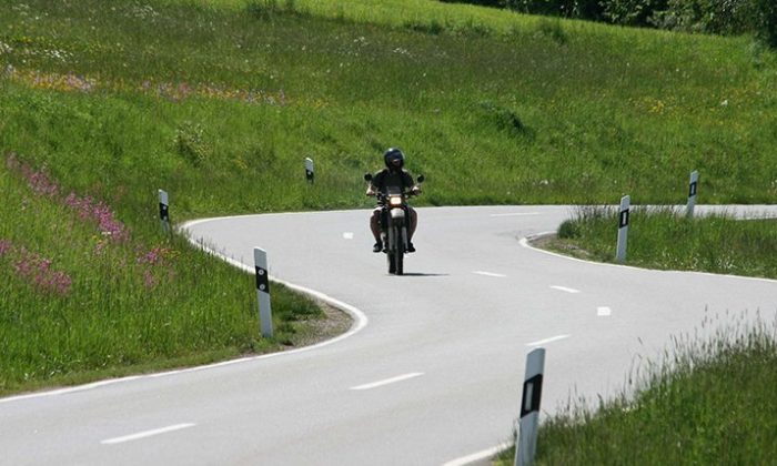 Motorradfahrer auf kurviger Straße