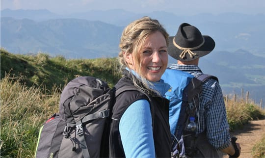 Frau und Mann wandern durch die Alpen