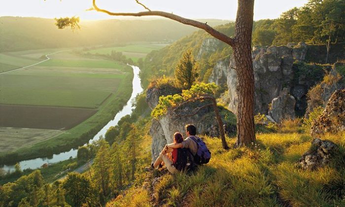 Paar macht Pause beim Wandern durch das Altmühltal