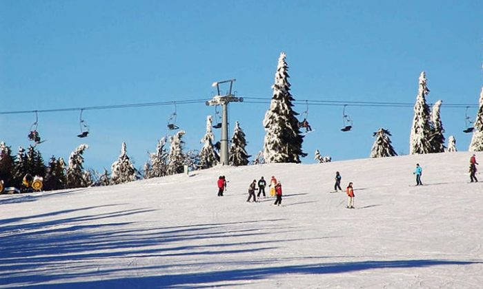 Wintersport Großer Arber Wintersportler und Sessellift
