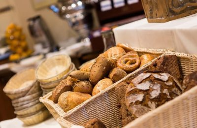 Eine Auswahl Brot und Brötchen