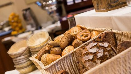 Eine Auswahl Brot und Brötchen