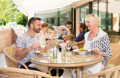 Paar genießt Mahlzeit auf der Terrasse