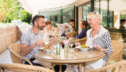 Paar genießt Mahlzeit auf der Terrasse