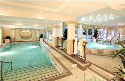 Hauseigene Therme mit Pool und Whirlpool