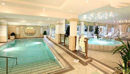 Hauseigene Therme mit Pool und Whirlpool