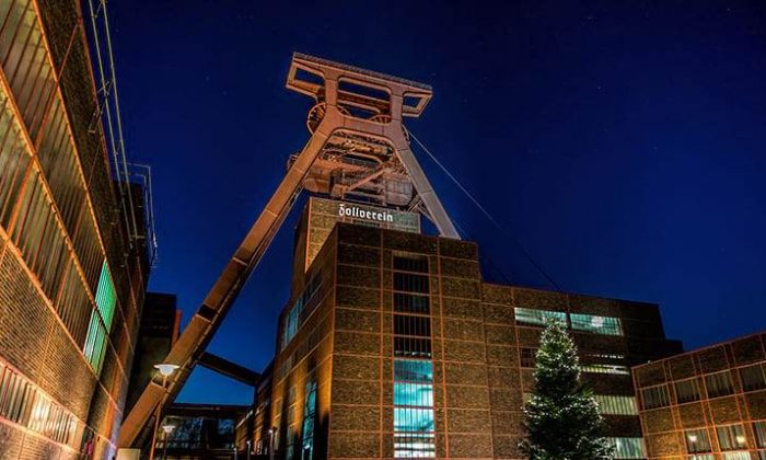 Zeche Zollverein Beleuchtete Zeche Zollverein am Abend