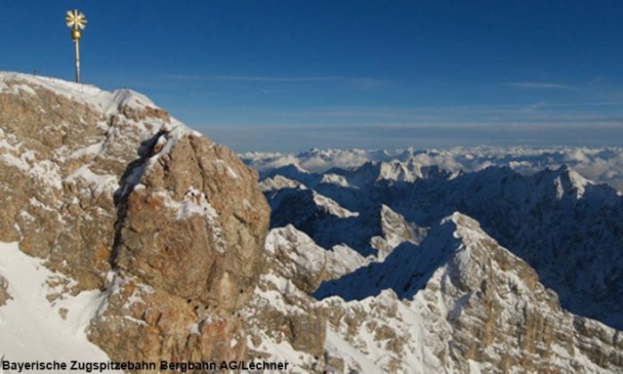 Gipfelkreuz auf dem Berg Zugspitze