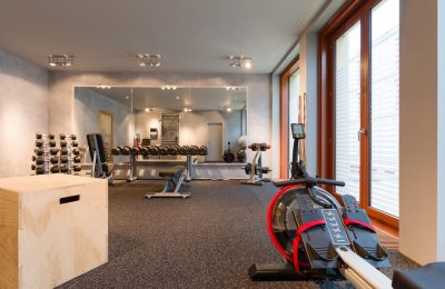 Moderne Trainingsgeräte im Fitnesscenter