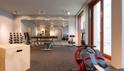 Moderne Trainingsgeräte im Fitnesscenter