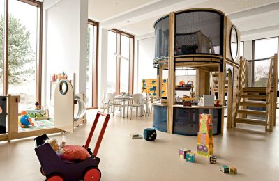 Zimmer mit zahlreichen Spielsachen für Kinder