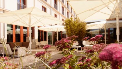 Aufgespannter Sonnenschirm auf der Terrasse