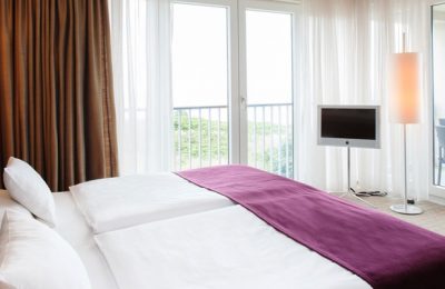 Bett mit Ausblick in der Suite Deluxe