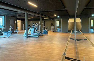 Moderne Sportgeräte im Fitnessraum