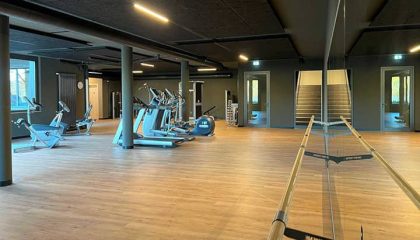 Moderne Sportgeräte im Fitnessraum