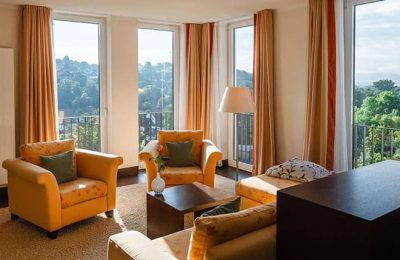 Wohnbereich im Panorama­suite 131 Talseite