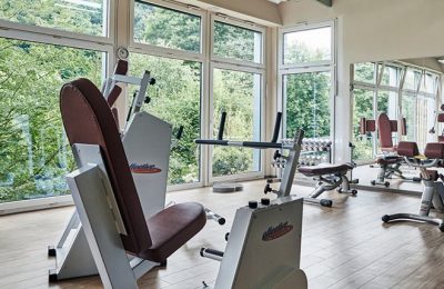 Moderne Sportgeräte im Fitnesscenter