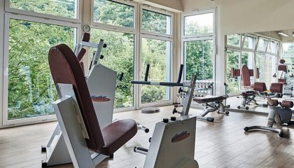 Moderne Sportgeräte im Fitnesscenter