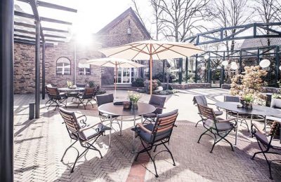 Tische unter Sonnenschirmen im Café