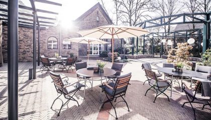 Tische unter Sonnenschirmen im Café