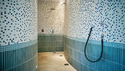 Duschen im weiß-blau gefliesteb Saunabereich