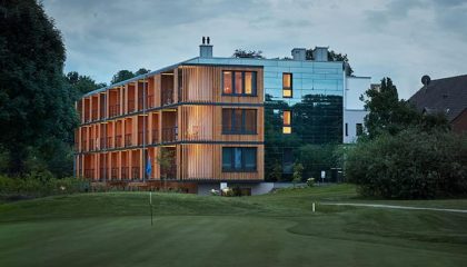 Das beleuchtete Hotelgebäude am Abend