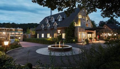 Blick auf weitere Hotelgebäude am Abend