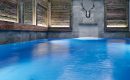 Blauer Indoor Pool mit dekorativem Hirschgeweih