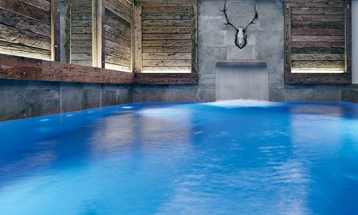 Blauer Indoor Pool mit dekorativem Hirschgeweih