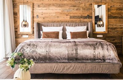 Bett in einer Junior Suite im Landhotel Voshövel