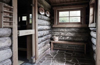 Eingang zur Sauna in der Blockhütte