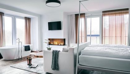 Bett und Wohnraum in der Kristallsuite