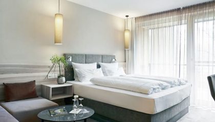 Bett und Wohnzimmer im Schlafzimmer Landstil