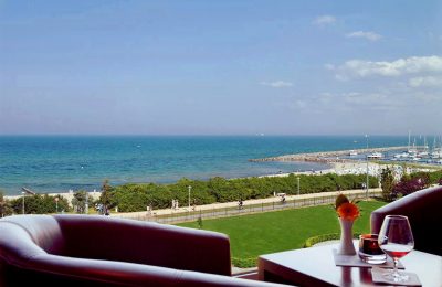 Blick auf das Meer der Ostsee von der Bar aus