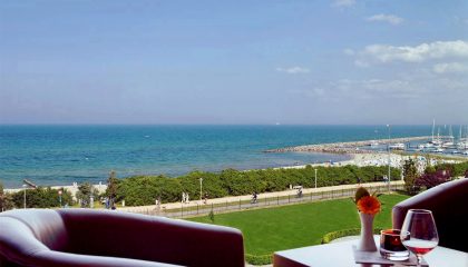 Blick auf das Meer der Ostsee von der Bar aus