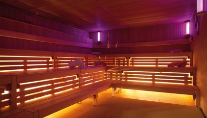 Orange lila beleuchtete Sauna