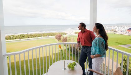 Paar genießt Ausblick auf Balkon