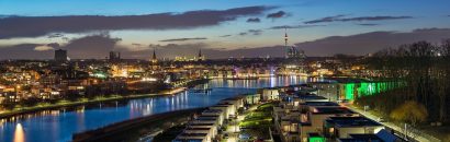 Beleuchtete Stadt Dortmund im Ruhrgebiet am Abend