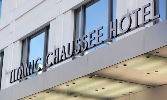 Schriftzug mit Hotelname am Gebäude vom Titanic Chaussee Berlin