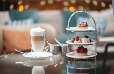 Céline Patisserie mit Latte Macchiato und Etagere