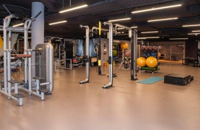 Moderne Sportgeräte im Fitnessraum