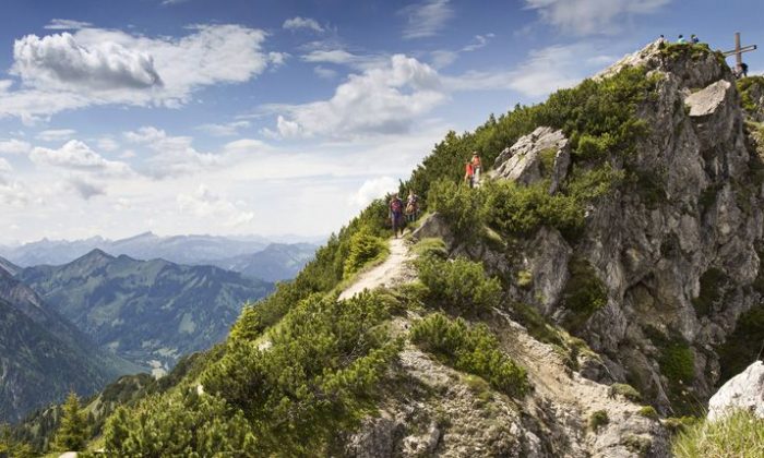 Menschen wandern in den Alpen