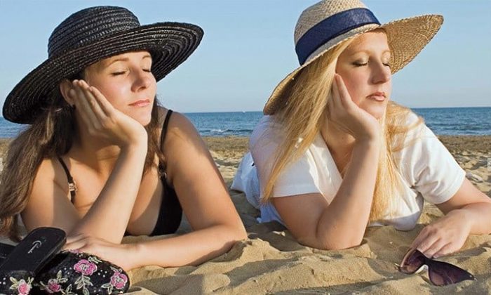 Zwei Frauen entspannen am Bodensee