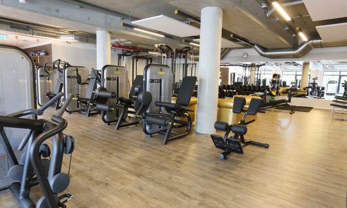 Zahlreiche Moderne Sportgeräte im Fitnessstudio