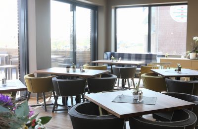 Gedeckte Tische im Restaurant Sankdbank