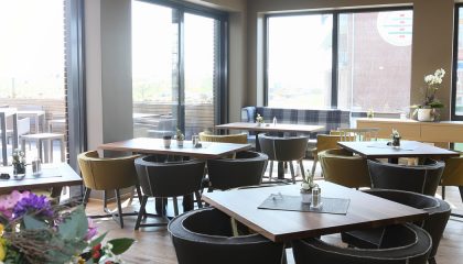 Gedeckte Tische im Restaurant Sankdbank