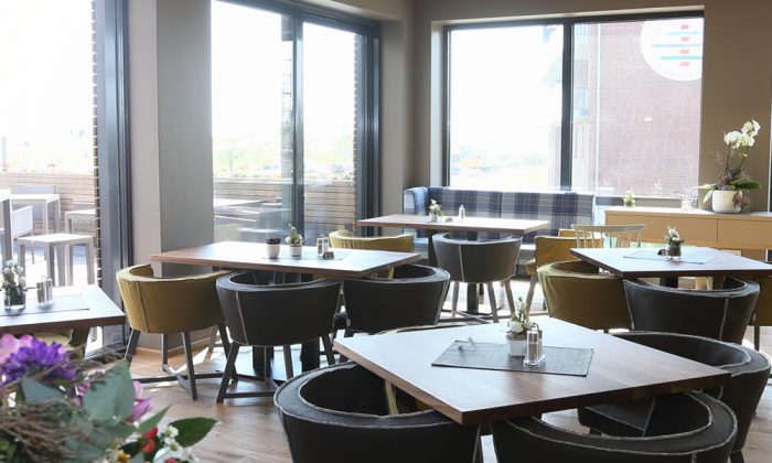 Gedeckte Tische im Restaurant Sankdbank